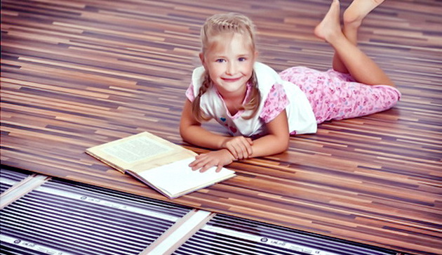 Девочка с книжкой на теплом поле
